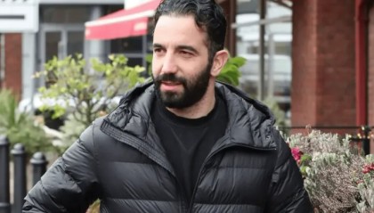 绝了，才从曼联下课！阿莫林喜笑颜开，明着摆烂，球迷嘘声一片|保时捷|欧冠|葡萄牙|失业者|娇妻_新浪体育_新浪新闻