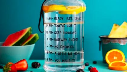 圆梦，李梦与偶像詹姆斯交换礼物合影，场上同做霸王步庆祝