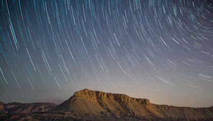 圆梦，李梦与偶像詹姆斯交换礼物合影，场上同做霸王步庆祝